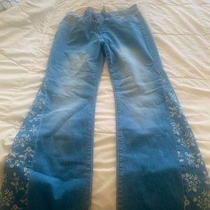 Flare jeans new w/ no tags very cute flowery stencil on side size 30